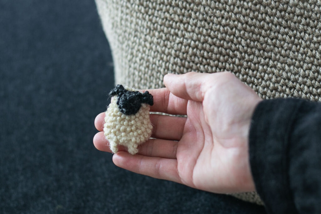 かぎ針編みキット「ビーズ編みひつじ」の完成作品を手にのせるとこのサイズ