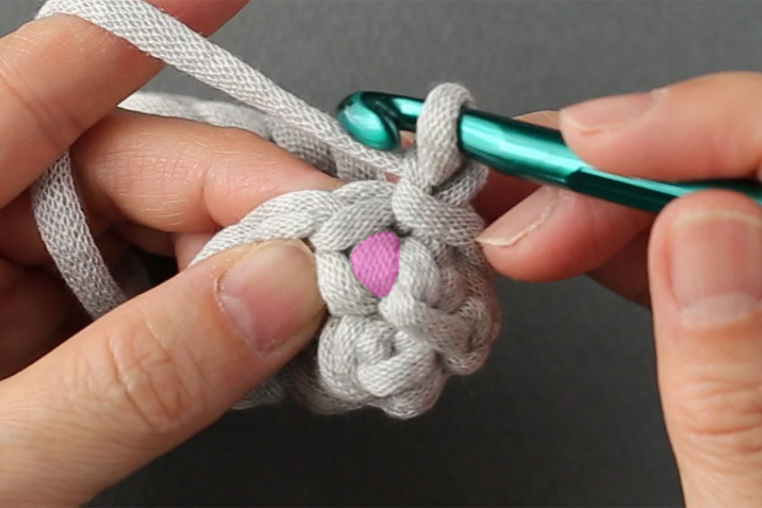 かぎ針編み メリヤスこま編み 前段の目の右側の足