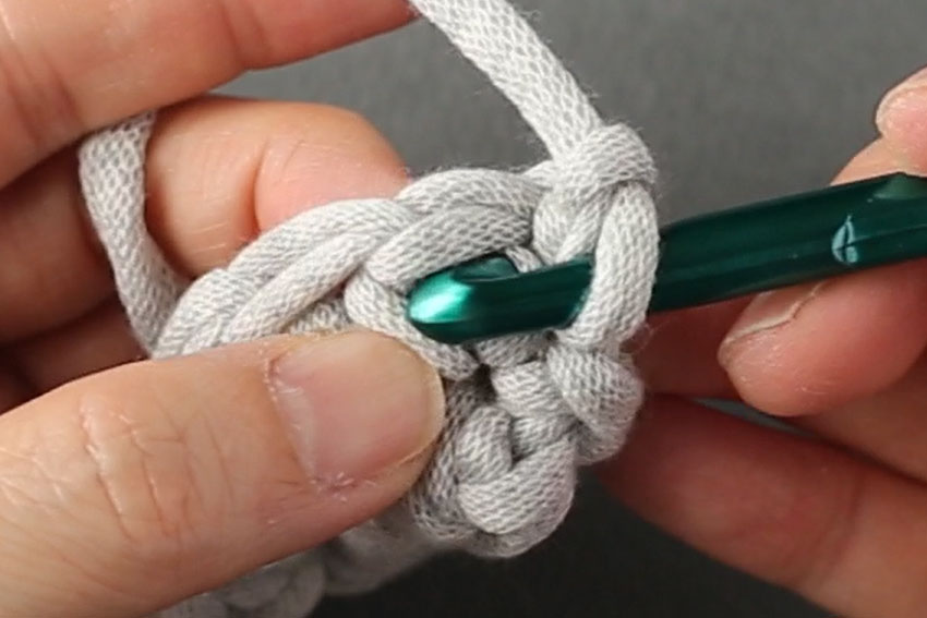 かぎ針編み メリヤスこま編み 右側の足に針をかけて引っ張りながら針を入れる