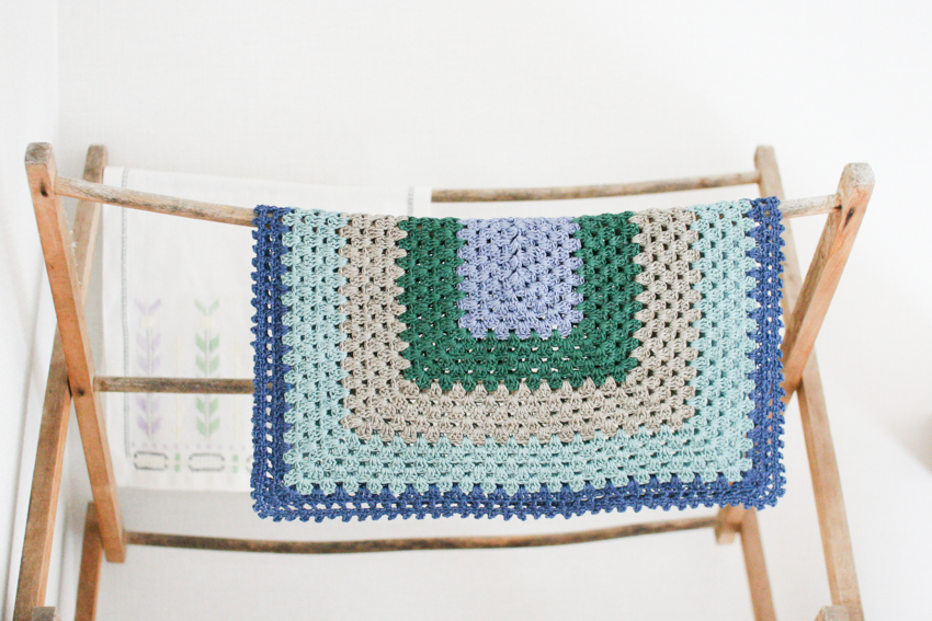 かぎ針編み グラニースクエアを応用した作品 かごの目隠し布 マルチクロス