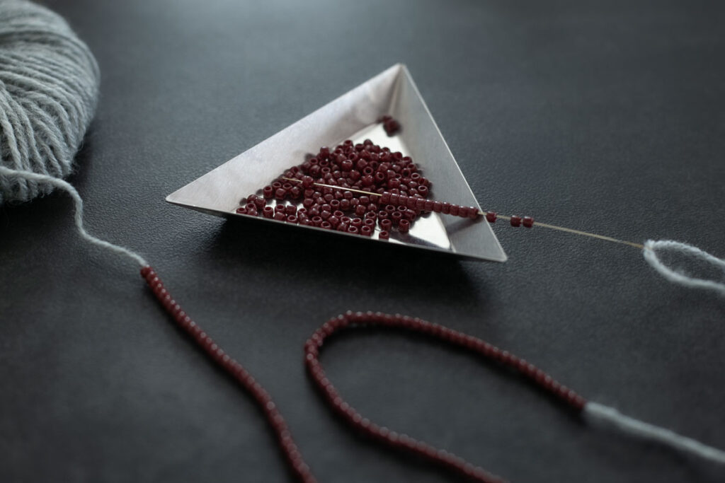 かぎ針編みの延長上にあるビーズ編み（ビーズクロシェ）はビーズを通すところから始まります