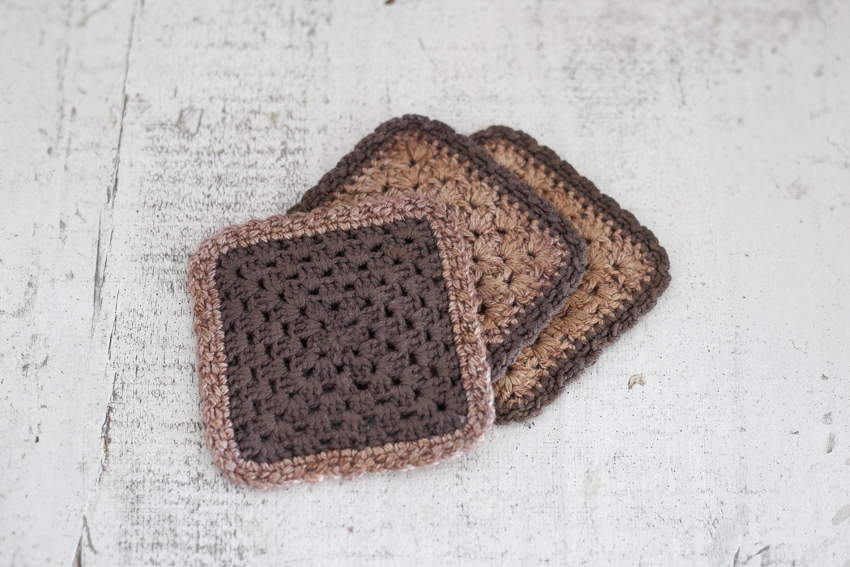 かぎ針編み初心者の頃に編んだモチーフ編みコースターを10年使い込んだ様子