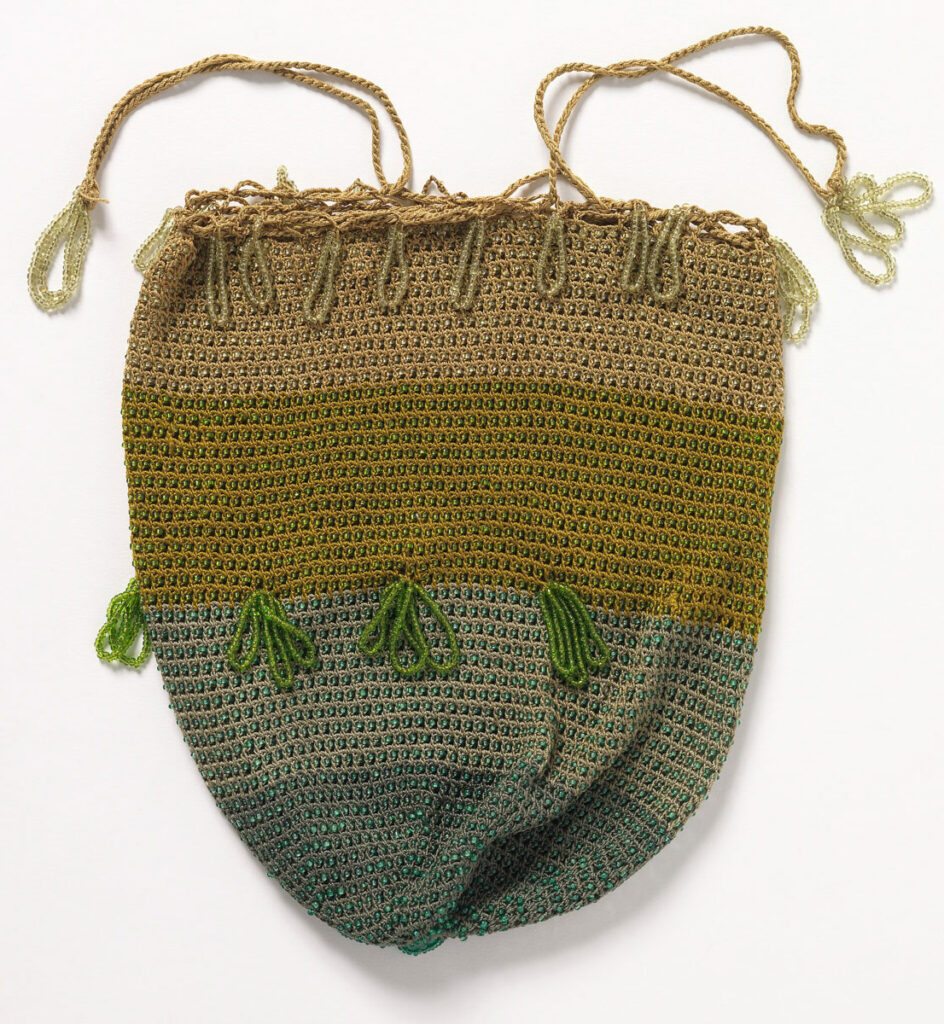 19世紀中頃のアメリカ、シックなカラーの、シルクとガラスビーズの女性用バッグの画像