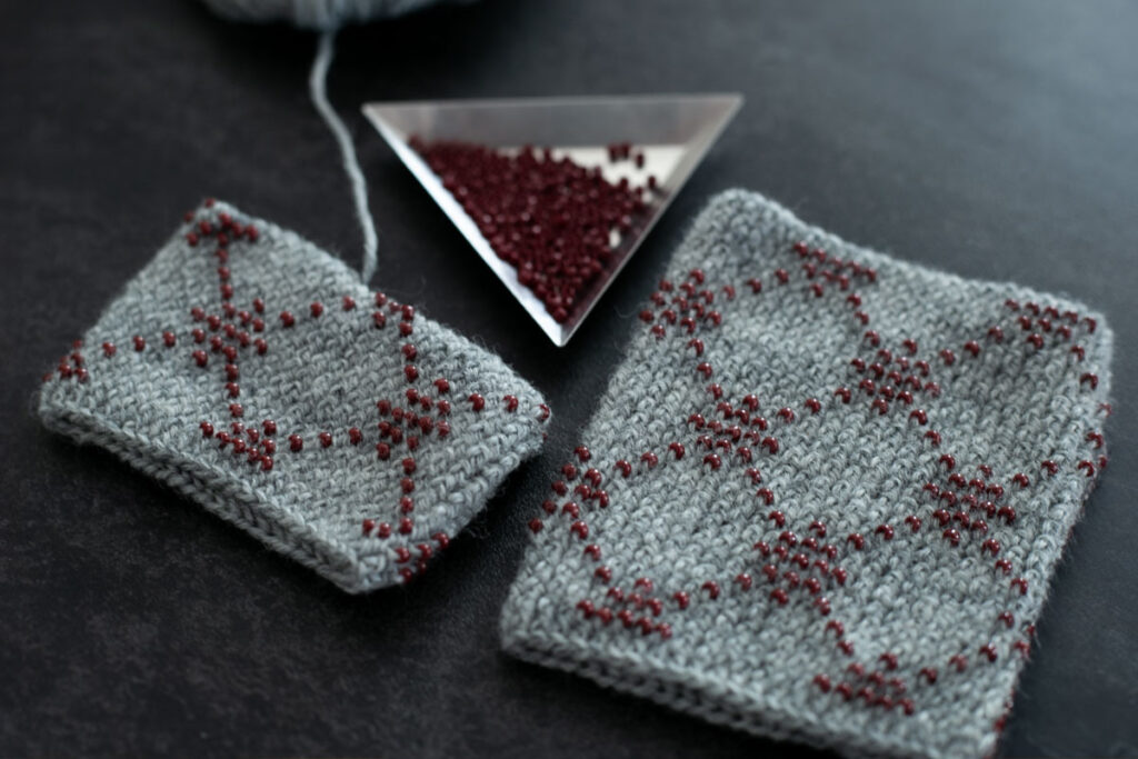 ビーズクロシェの技法を使って、ビーズの配置によって模様を浮かび上がらせるタイプの作品イメージ。