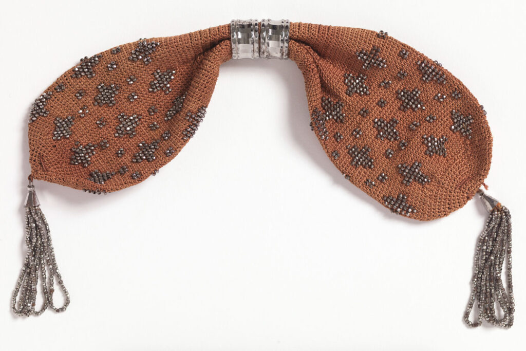 19世紀フランスの、シードビーズを編み込んで作られたかぎ針編みのマイザー・パース