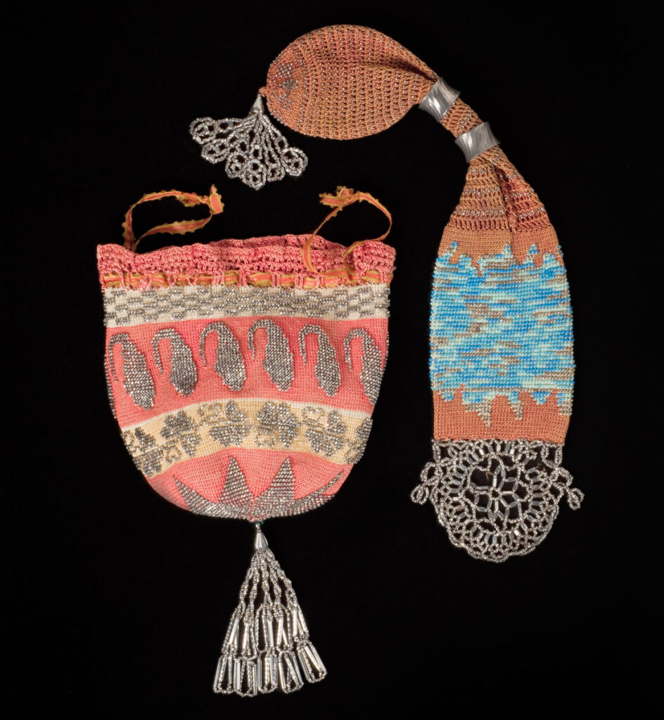 シルク糸にメタリックビーズを編み込んだクロシェバッグとパースの画像