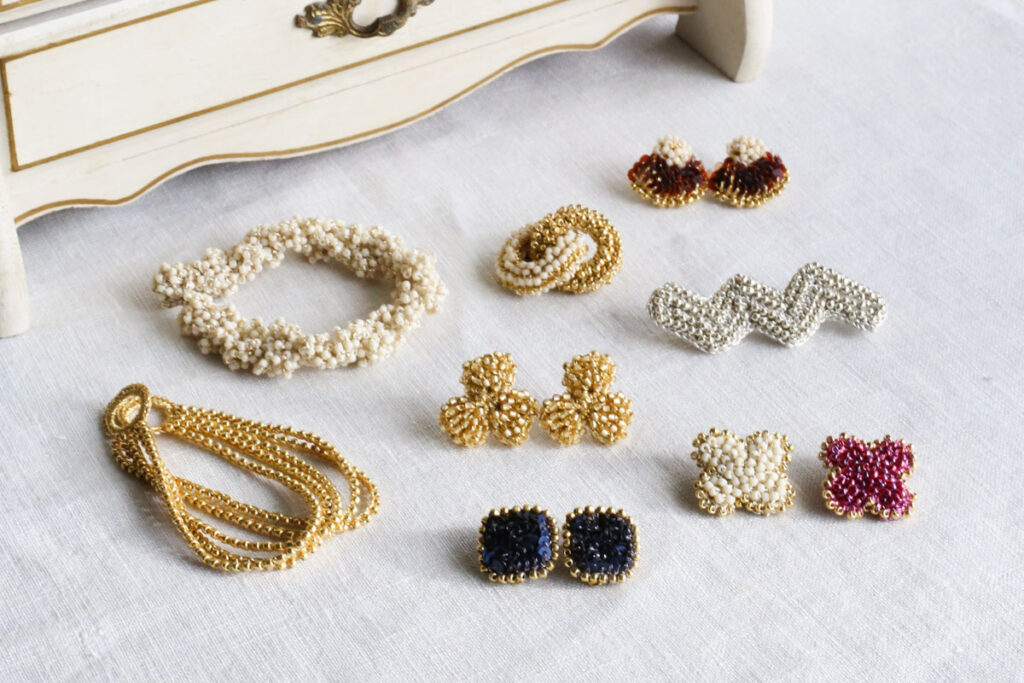 KDP（電子書籍）で出版したRonique著書のビーズ編みジュエリー本の掲載作品例。定番にしたいデザインのブレスレットやピアスなどの作品群。