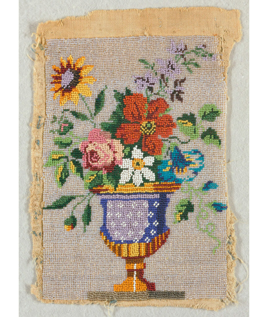 19世紀初頭、花瓶を描いたフランスのビーズワークの画像