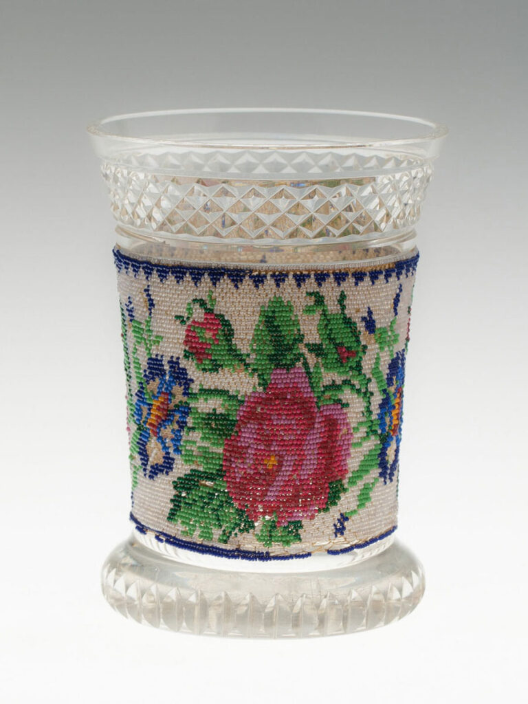ボヘミアで1820〜1840年頃に制作された、ビーズをあしらったガラス製ベーカーの画像