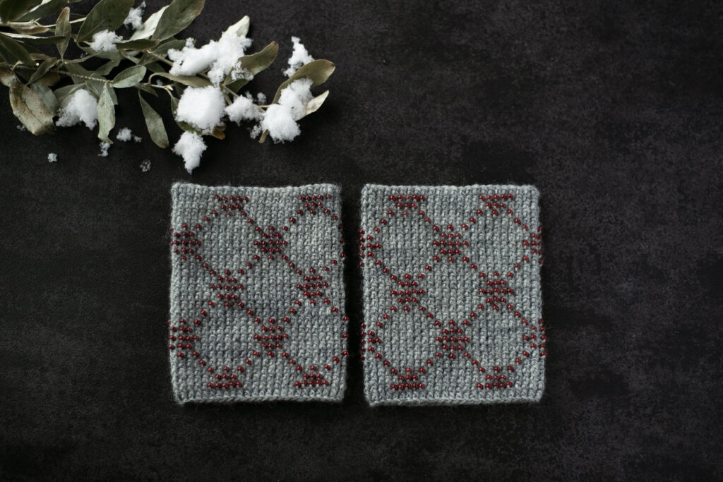 ビーズを編み込んだかぎ針編みのハンドウォーマー。完成作品の全体像と無料編み図の紹介。