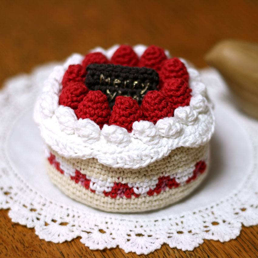 クロッシェ・パティシエのケーキ小箱（小物入れ）かぎ針編み編み図 - Roniqueが提案する繊細な手仕事