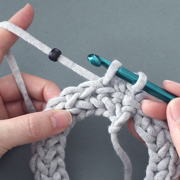 かぎ針編みで、ビーズを編み込んだすじ編みをする方法-２つ目のステップはビーズを１つ引き寄せる