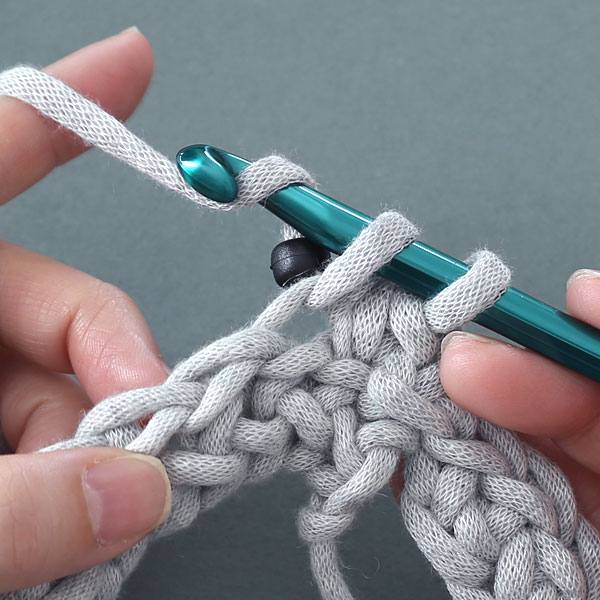 かぎ針編みで、ビーズを編み込んだすじ編みをする方法-３つ目のステップは針に糸をかける