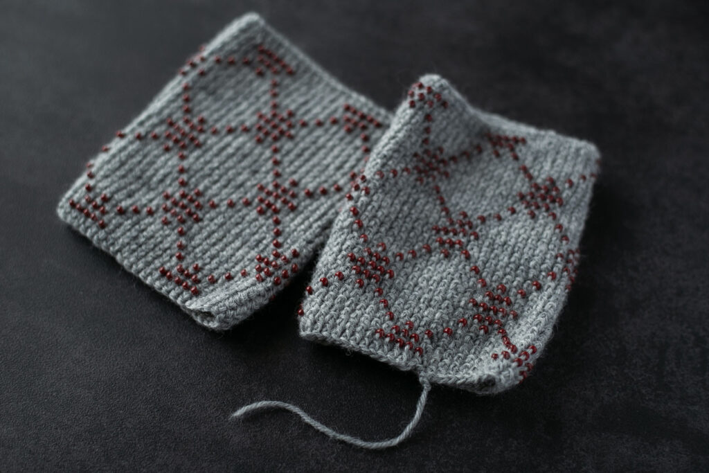 ビーズ編みの編み始めで「伸縮性のある作り目」をしたときの作り目のすきまを糸処理をする際に目立たなくなるようつなぎます。