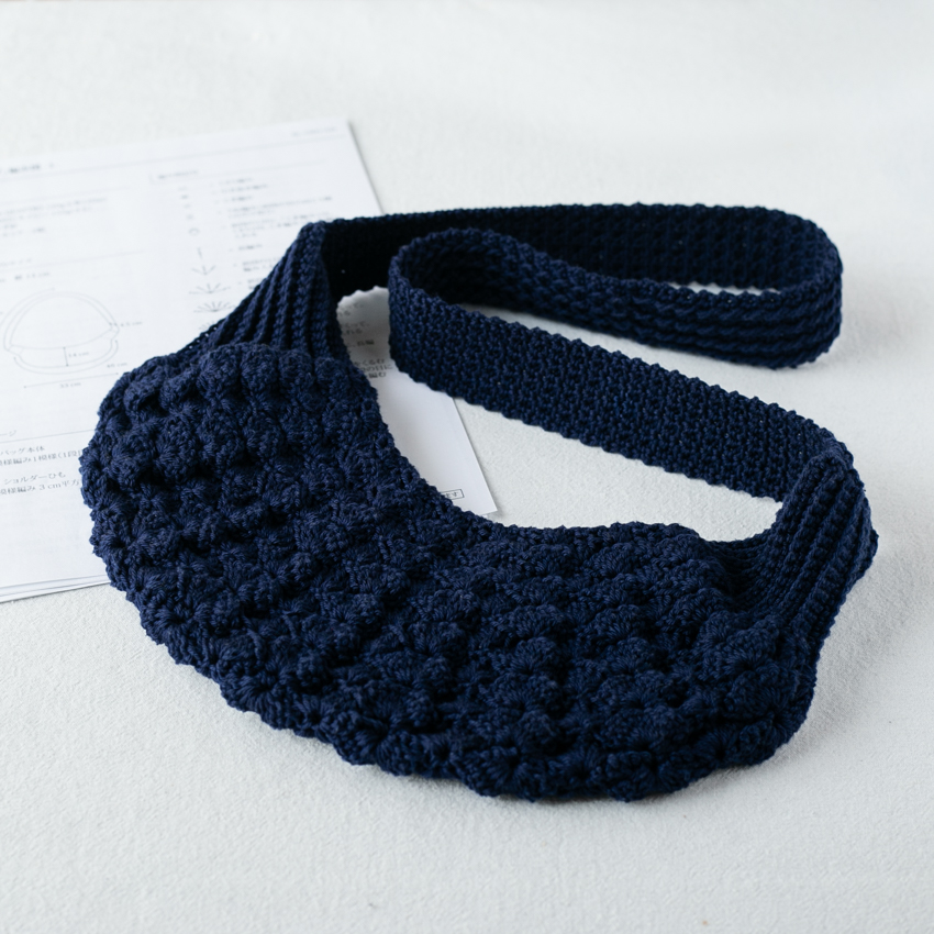 かぎ針編みのボディーバッグ。編み図作成中。