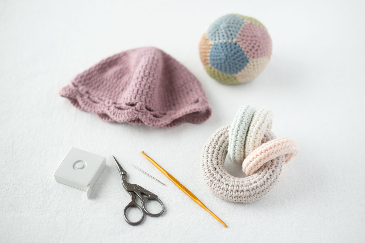 かぎ針編みのベビーラトル（赤ちゃんのガラガラ）が完成。ゲージをとり編み図作成中の一コマ。