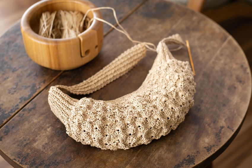 かぎ針編みのボディーバッグをダルマ SASAWASHI FLATで編んでいる途中