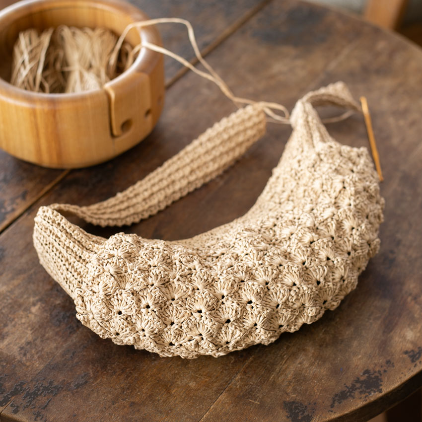 かぎ針編みのボディーバッグをダルマ SASAWASHI FLATで編んでいる途中