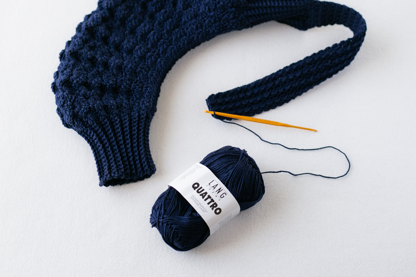 深いネイビーのコットン糸と、かぎ針編みのバッグの途中経過（編みかけ）