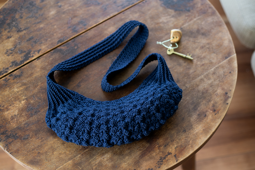 かぎ針編みのボディーバッグ。斜め掛けできるショルダーバッグとしても。