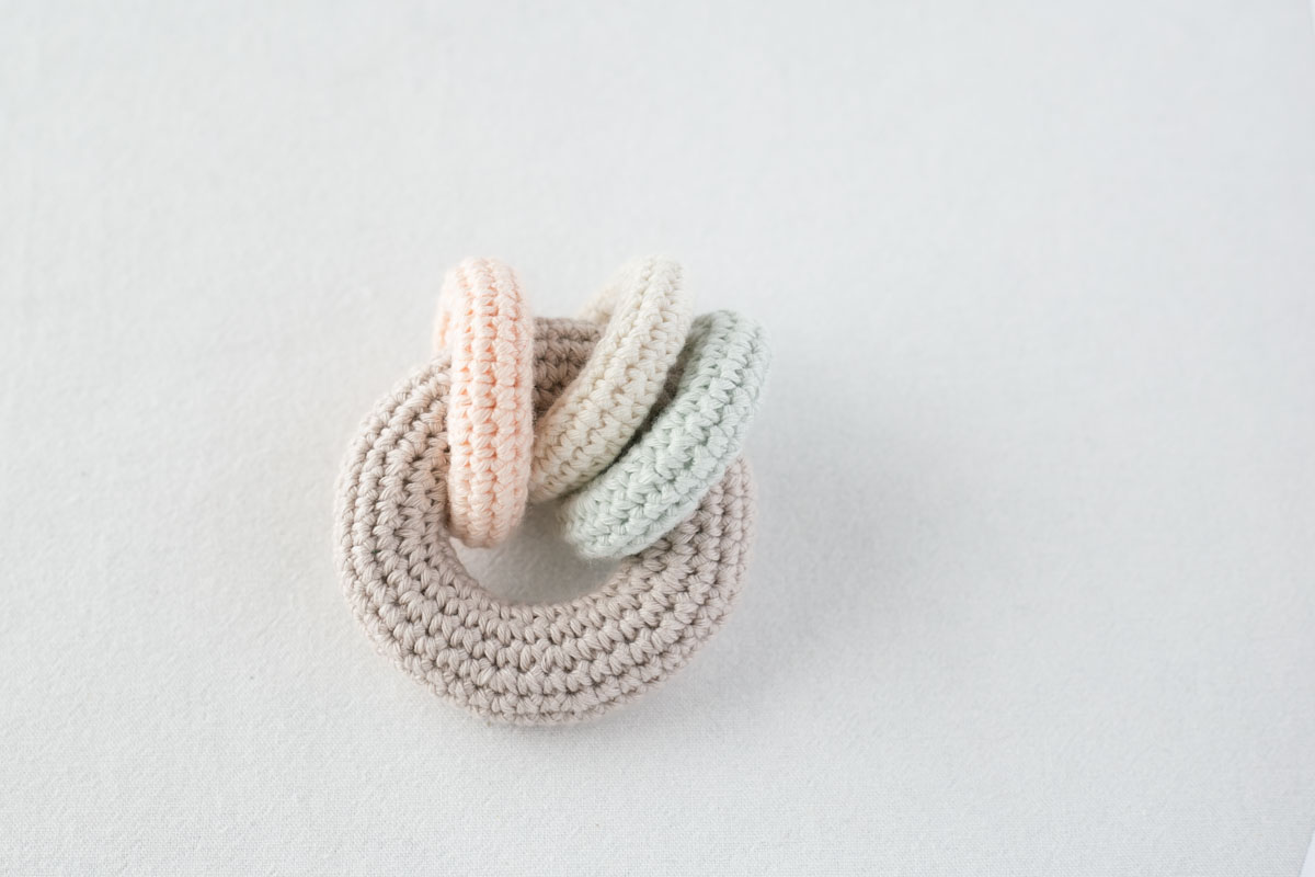 かぎ針編み無料編み図を公開中のベビーラトル。丸いのでドーナツラトルと命名。