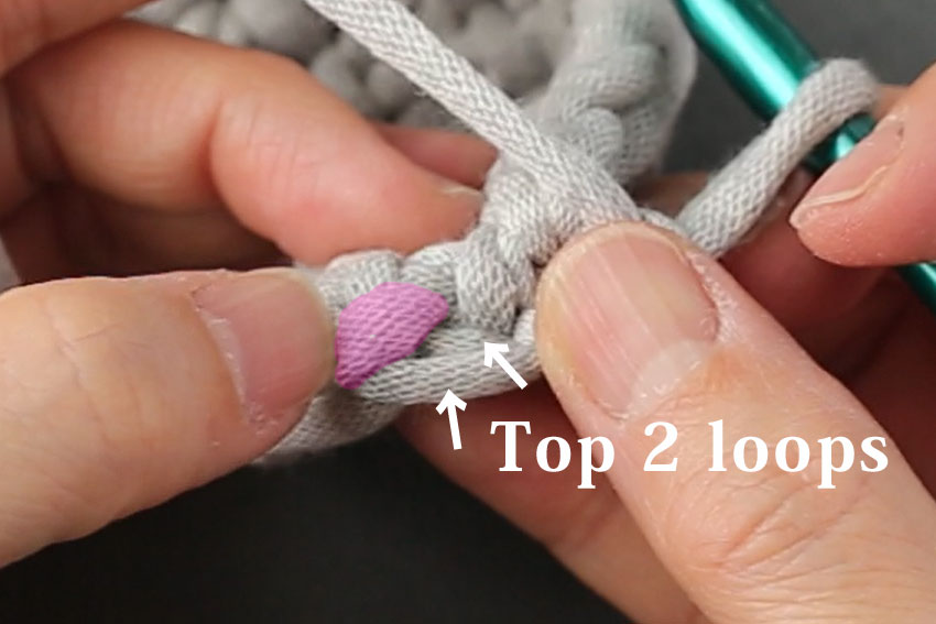 かぎ針編み メリヤスこま編み こま編みの右側の足からつながっている糸