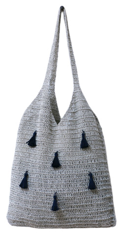 かぎ針編みの春夏バッグ。リネン糸で編んだぺたんこ型ショルダーバッグ。