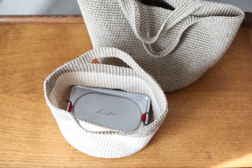 かぎ針編みの春夏バッグ。大中サイズのマルシェバッグ型麻ひもバッグ。