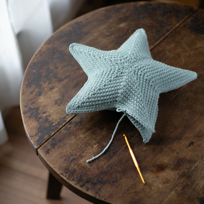 かぎ針編みの星型クッションがあと少しのところで糸が足りなくなりました