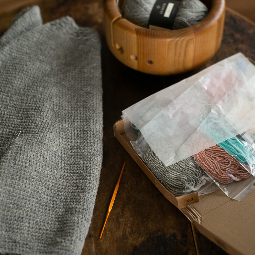 完成間近のかぎ針編みトップス（セーター）と次に編みたい素材