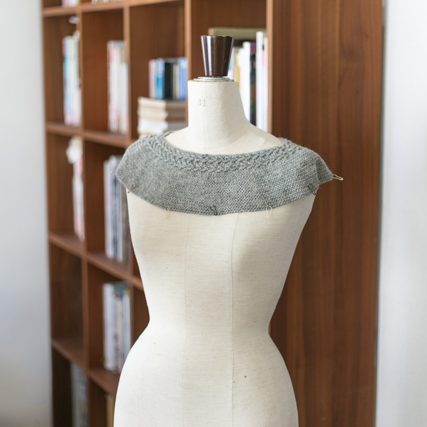 かぎ針編みトップス（セーター）のヨークができあがってきた様子