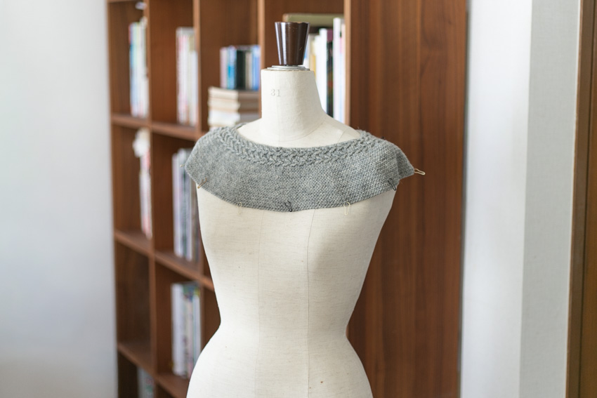 かぎ針編みトップス（セーター）のヨークができあがってきた様子