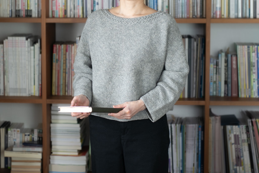 かぎ針編みトップス/セーターが完成したので着用している画像。