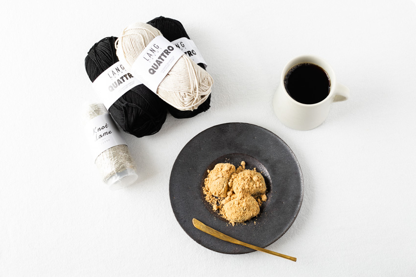 新しいプロジェクトのためのモノトーンのQUATTRO Yarnと。六花亭のわらび餅でコーヒータイム。